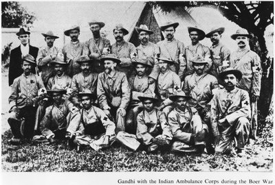 Mahatma Gandhi (1869-1948) con il Corpo di Ambulanza Indiano durante la Guerra Boera, Sudafrica, 1899 da English Photographer